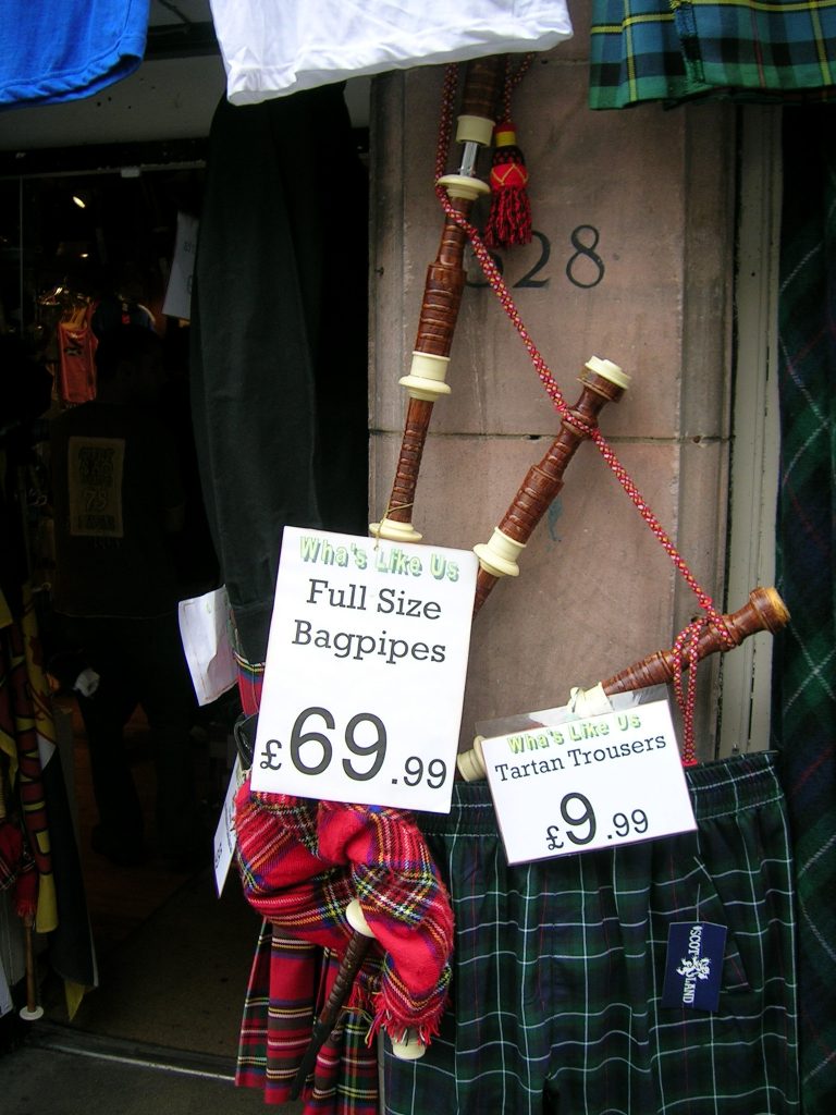 Bloß die Finger davon lassen - "echter" Dudelsack in einem Souvenirgeschäft in Edinburgh