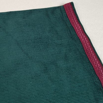 Grünes Cover aus Cord mit burgundener Borte