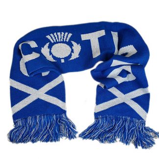 blauer Schal mit Aufschrift "Scotland", schottischer Distel und schottischer Flagge