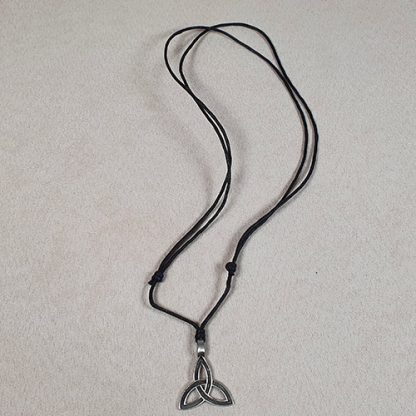 Trinity Knot Pewter Anhänger mit Band