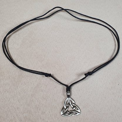 Triskelion Pewter Anhänger mit Band